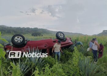 Muere una persona tras volcar camioneta en el camino a La Noria