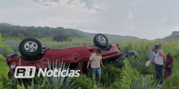 Muere una persona tras volcar camioneta en el camino a La Noria