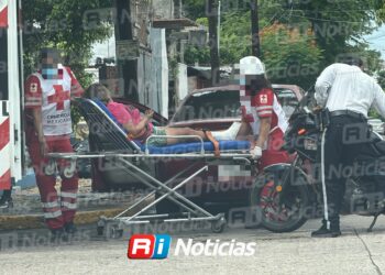 Mujer resulta lesionada tras derrapar en su motocicleta en la Av. Santa Rosa