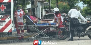 Mujer resulta lesionada tras derrapar en su motocicleta en la Av. Santa Rosa