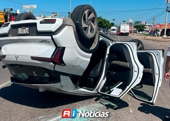 Choque con volcadura deja daños materiales en la zona sur de Culiacán