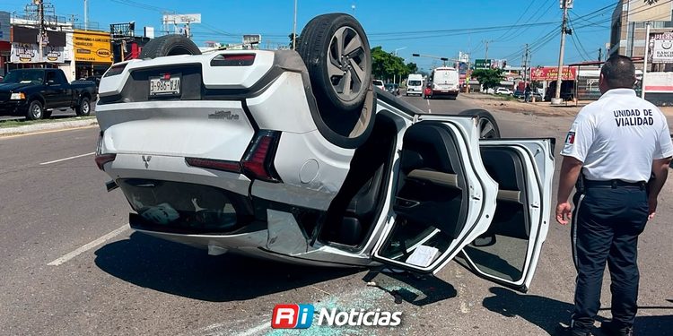 Choque con volcadura deja daños materiales en la zona sur de Culiacán