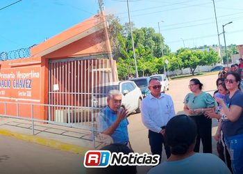 Bloquean padres clases en primaria Ángela Peralta por cierre de grupo y sobrecupo escolar