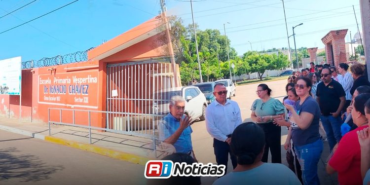 Bloquean padres clases en primaria Ángela Peralta por cierre de grupo y sobrecupo escolar