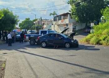 Tres civiles resultan heridos tras chocar contra patrulla en el Centro de Culiacán
