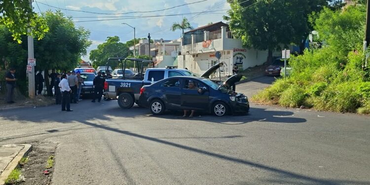 Tres civiles resultan heridos tras chocar contra patrulla en el Centro de Culiacán