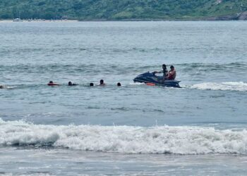 Salvavidas rescatan a seis personas durante tres intervenciones en playas de Mazatlán