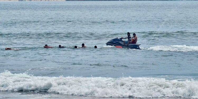 Salvavidas rescatan a seis personas durante tres intervenciones en playas de Mazatlán