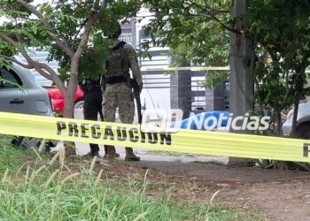 Ataque a balazos contra pareja deja un muerto y una mujer grave en Colinas del Real