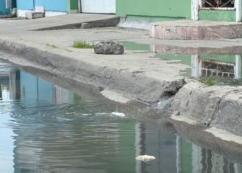 Vecinos de Infonavit Playas denuncian drenaje colapsado pese a reciente modernización de calle