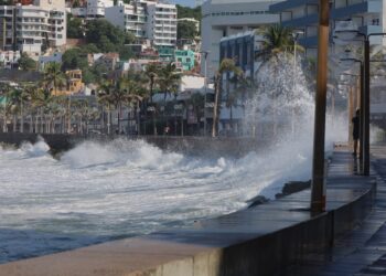 Mantienen restringido el acceso a playas de Mazatlán por oleaje elevado