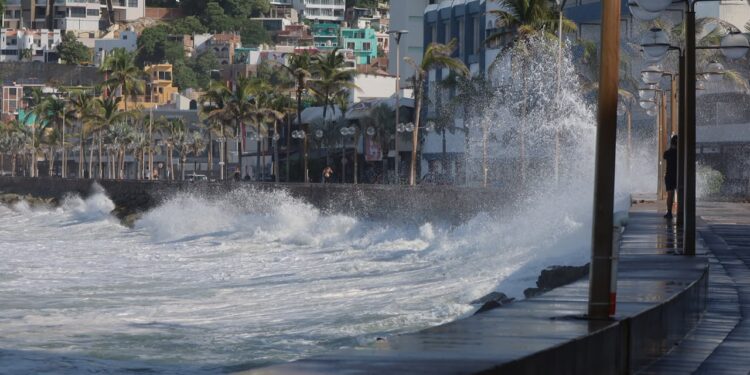Mantienen restringido el acceso a playas de Mazatlán por oleaje elevado