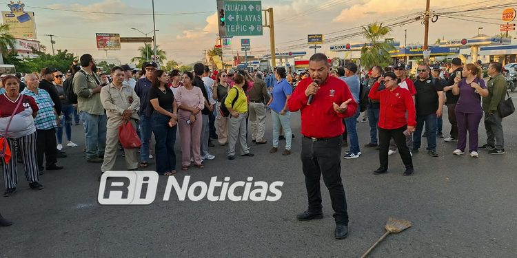 Bloquean Ejército Mexicano e Insurgentes por protesta de trabajadores municipales