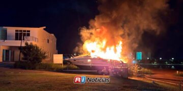 Incendio de yate en la Marina moviliza a cuerpos de emergencia en Mazatlán
