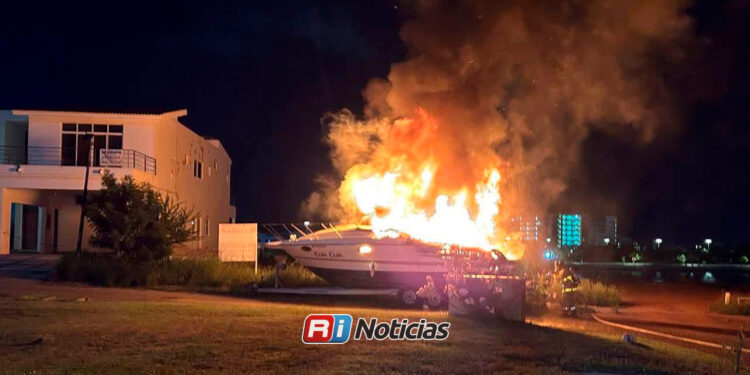 Incendio de yate en la Marina moviliza a cuerpos de emergencia en Mazatlán
