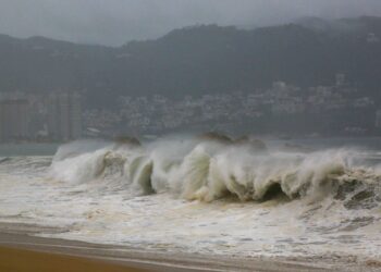 Huracán Polo toca tierra en Sonora y provoca lluvias torrenciales