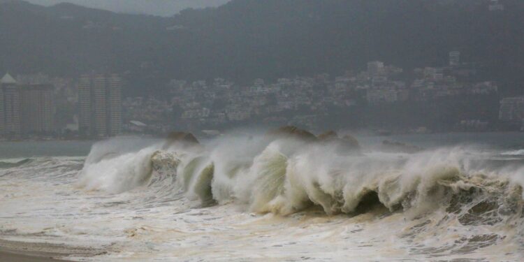 Huracán Polo toca tierra en Sonora y provoca lluvias torrenciales