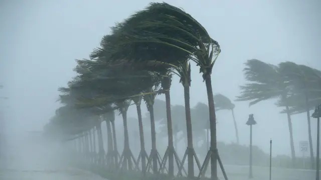 Posible ciclón tropical se intensifica en el Pacífico, mientras un frente frío se acerca al norte