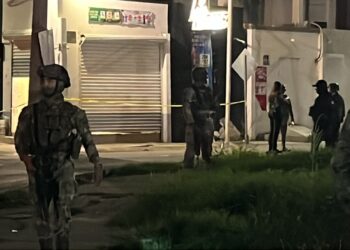 Atentan contra dos hombres en un expendio de Las Estancias; uno muere y otro queda herido