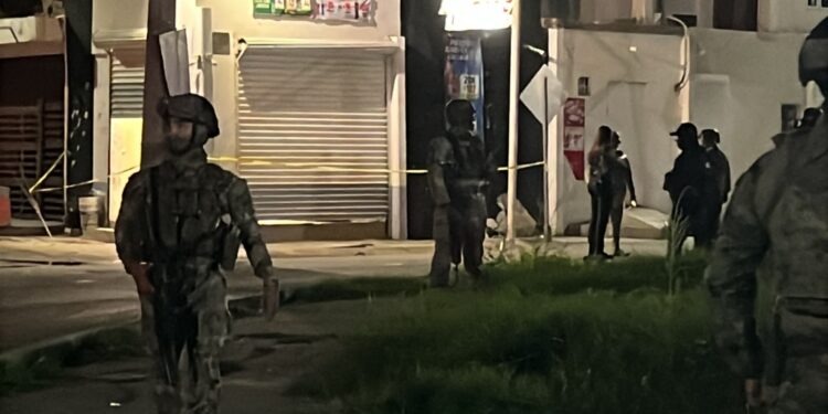 Atentan contra dos hombres en un expendio de Las Estancias; uno muere y otro queda herido