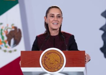 Sheinbaum critica a oposición por votar contra reforma que prohíbe doble nacionalidad, adelanta que regulación de IA es la siguiente