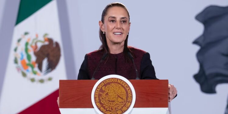 Sheinbaum critica a oposición por votar contra reforma que prohíbe doble nacionalidad, adelanta que regulación de IA es la siguiente