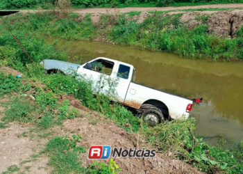Camioneta cae a un canal y deja tres personas lesionadas en Costa Rica