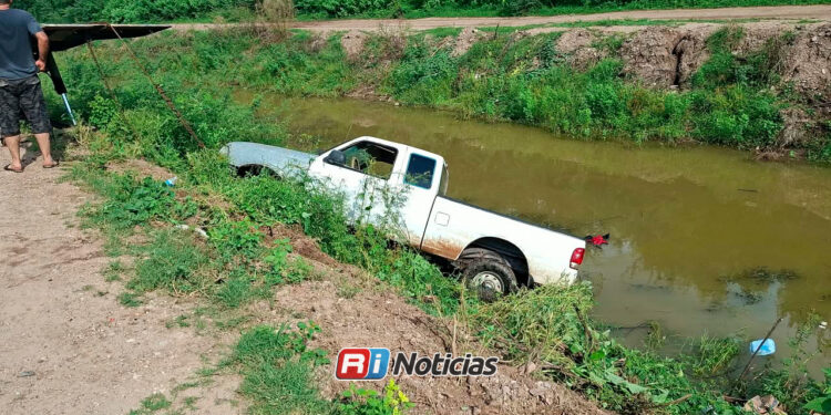 Camioneta cae a un canal y deja tres personas lesionadas en Costa Rica