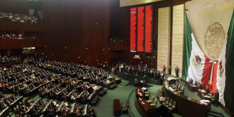 Senado avala nuevas sanciones contra piratería y uso indebido de identidad oficial