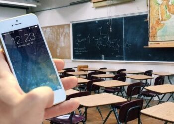 ¿Qué dice el decálogo de la SEP sobre el celular en la escuela? Estos son sus 10 puntos