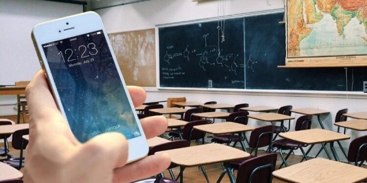 ¿Qué dice el decálogo de la SEP sobre el celular en la escuela? Estos son sus 10 puntos