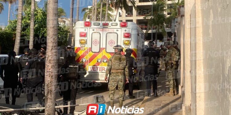 Balean a un hombre en el acceso de playa en zona turística de Mazatlán