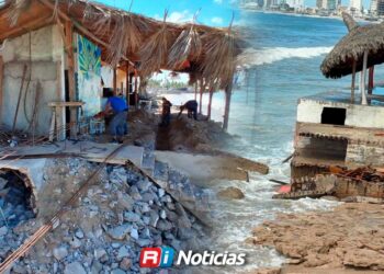 Mazatlán se compromete a apoyar a palaperos y pescadores afectados por altas marejadas