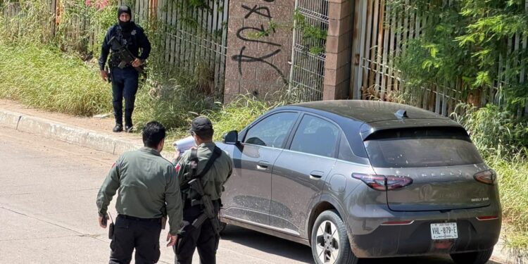 Localizan camioneta de estadounidense privado de la libertad en Culiacán; estaba abandonada