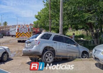 Camioneta queda a punto de caer a un canal al norte de Mazatlán