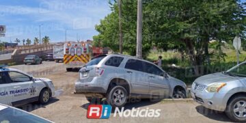 Camioneta queda a punto de caer a un canal al norte de Mazatlán