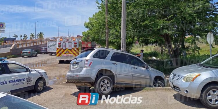 Camioneta queda a punto de caer a un canal al norte de Mazatlán