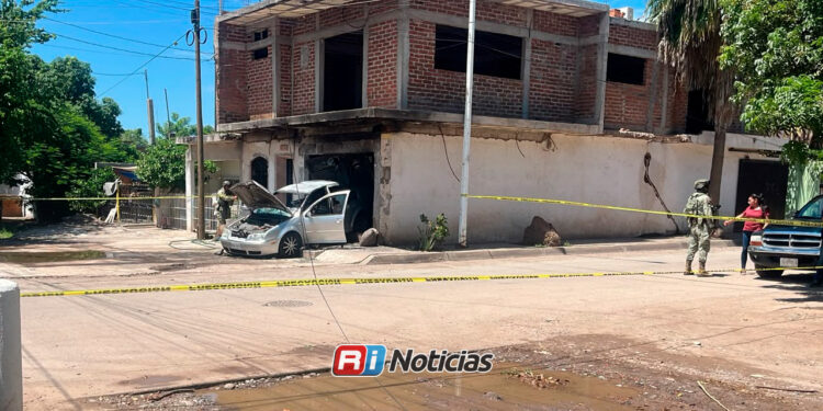 Ataque armado causa daños en vivienda y quema un vehículo en la 5 de Febrero