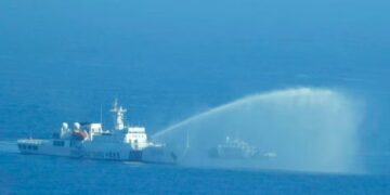 Barco de Indonesia con 240 personas se pierde en plena ruta; despliegan operativo de búsqueda y rescate