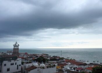 Marina cierra puertos ante avance del huracán Polo