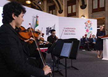 Claudia Sheinbaum ameniza ‘La Mañanera’ con orquesta sinfónica tras hablar sobre violencia en redes y ataque escolar en Torreón