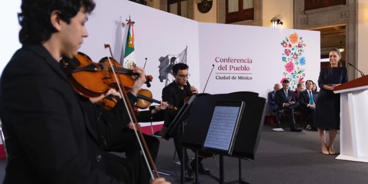 Claudia Sheinbaum ameniza ‘La Mañanera’ con orquesta sinfónica tras hablar sobre violencia en redes y ataque escolar en Torreón