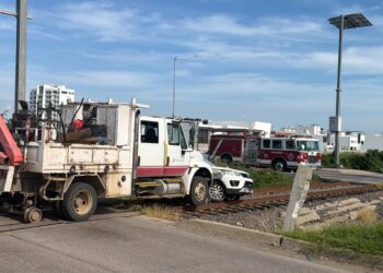 Choque entre camionetas provoca congestionamiento vial en la calle Atlántico