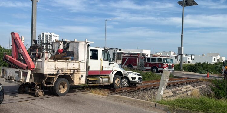 Choque entre camionetas provoca congestionamiento vial en la calle Atlántico