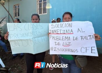 Denuncian padres de familia más de mes y medio sin luz en primaria de Mazatlán