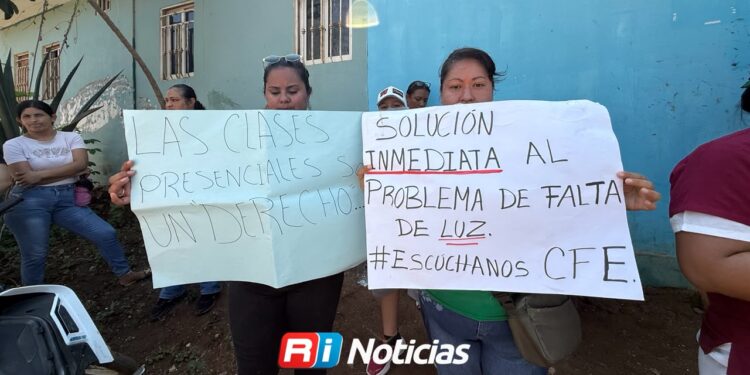 Denuncian padres de familia más de mes y medio sin luz en primaria de Mazatlán