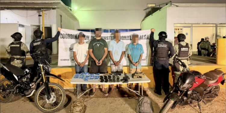 Grupo Interinstitucional detiene a 4 con arsenal y presunta cocaína en El Rosario