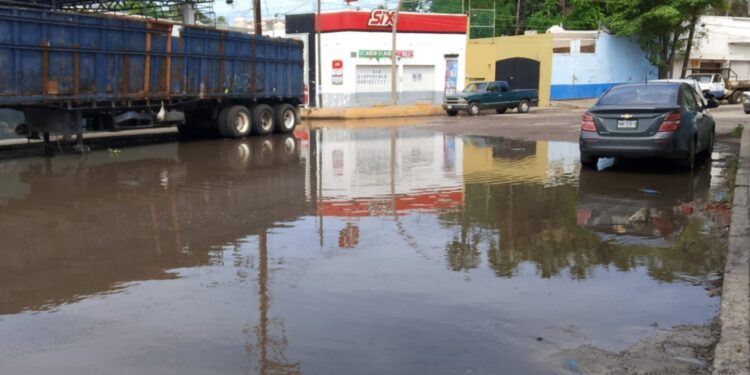JUMAPAM pide no levantar tapas de alcantarillas por mareas altas en Mazatlán