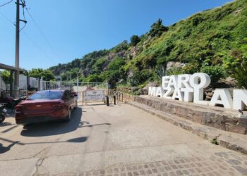 Cierran el acceso a la escollera del Cerro del Crestón con instalación de reja
