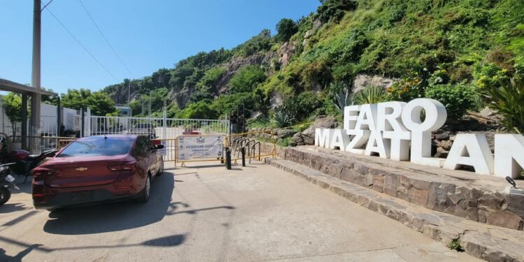 Cierran el acceso a la escollera del Cerro del Crestón con instalación de reja